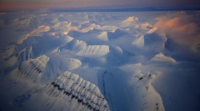 10 Bukti Kutub Juga Punya Pesona di Celah Dinding-dinding Es. | via: National Geographic/Paul Nicklen