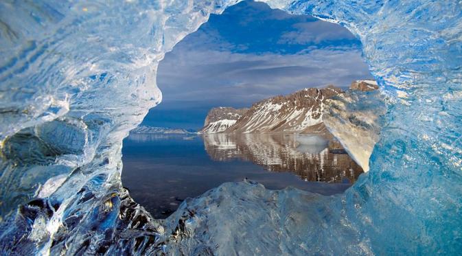 10 Bukti Kutub Juga Punya Pesona di Celah Dinding-dinding Es. | via: National Geographic/Paul Nicklen