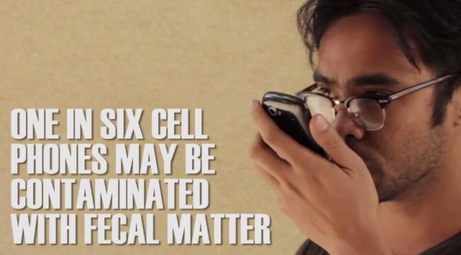 1 dari 6 handphone mungkin untuk terkontaminasi tinja. (Via: youtube.com/BuzzfeedVideo)