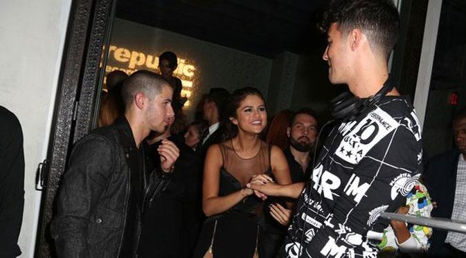 Selena Gomez, Nick Jonas, dan Joe Jonas (via mirror.co.uk)
