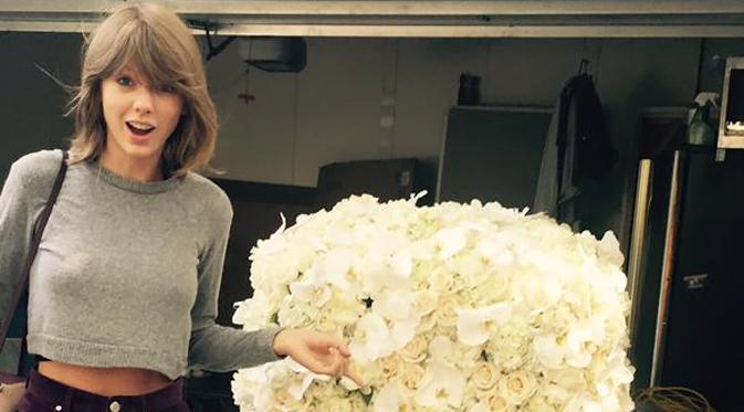 Taylor Swift mendapat buket besar berisi berbagai macam bunga putih. (foto: twitter.com/taylorswift13)