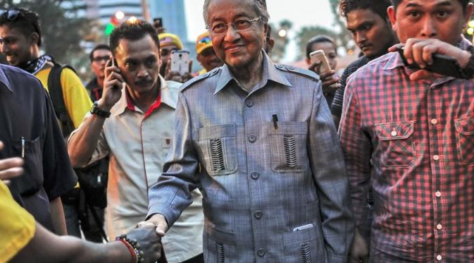 Mahathir Mohamad serukan 'people power' untuk lengserkan Najib (AFP)
