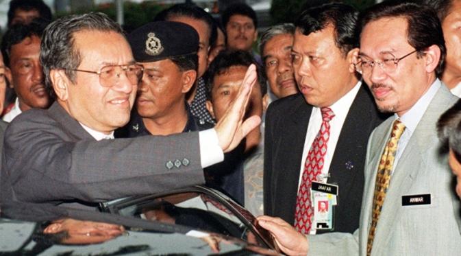 Anwar Ibrahim dan Mahathir Mohamad sebelum berseteru (Frontline)