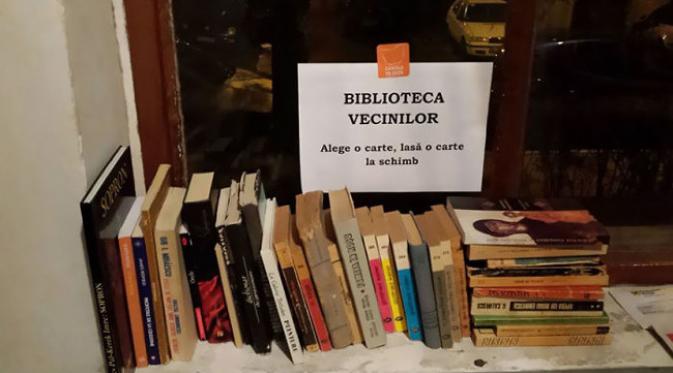 Tetangga apartemen victor saling bertukar koleksi buku. (foto: Bored Panda)