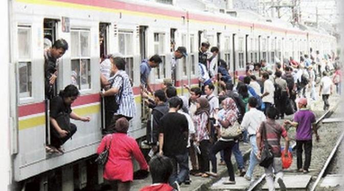 5 Aturan yang Masih Dilanggar Pengguna Kereta Api 'Commuter Line' | via: kaksus.co.id