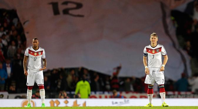 Kapten Jerman Bastian Schweinsteiger (kanan) (Reuters/Russell Cheyne)