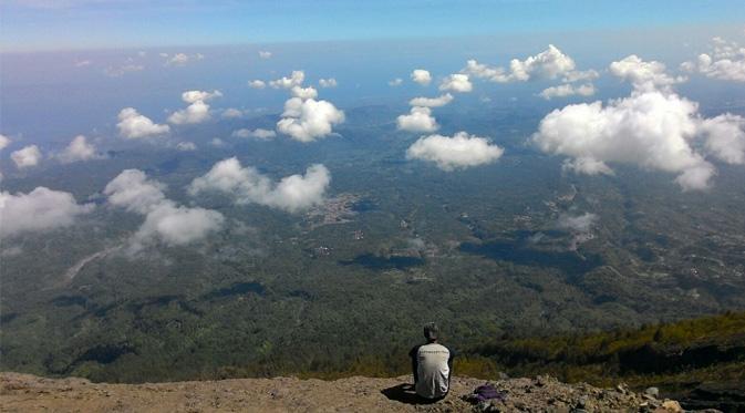 Gunung yang berdiri kokoh dalam diam selalu menyimpan misteri abadi.