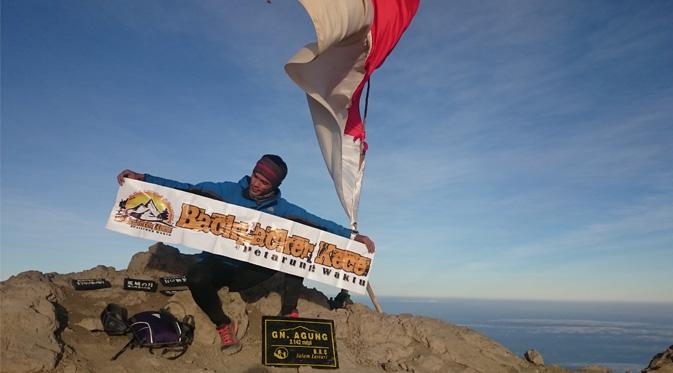 Gunung yang berdiri kokoh dalam diam selalu menyimpan misteri abadi.