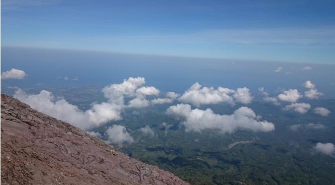 Gunung yang berdiri kokoh dalam diam selalu menyimpan misteri abadi.