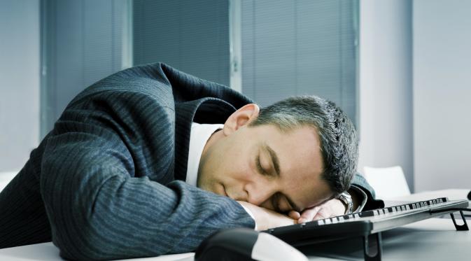 7 Alasan Kenapa Kamu Harus Tidur Siang di Kantor | via: foason.com