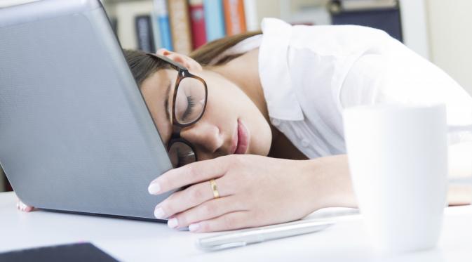 7 Alasan Kenapa Kamu Harus Tidur Siang di Kantor | via: forbes.com