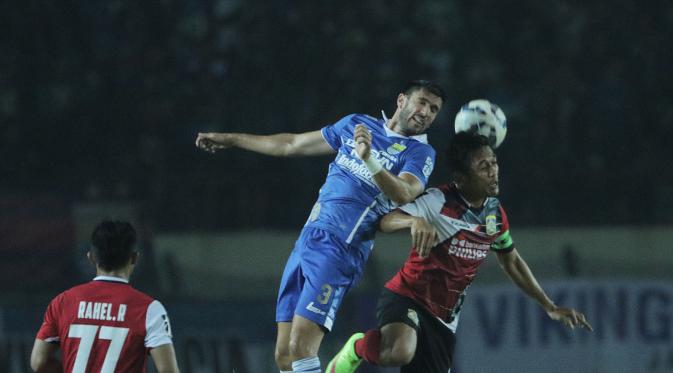 Vladimir Vujovic melakukan duel udara saat laga Piala Presiden melawan Persiba Balikpapan di Stadion Si Jalak Harupat, Rabu (2/9/2015). (Bola.com/Peksi Cahyo)