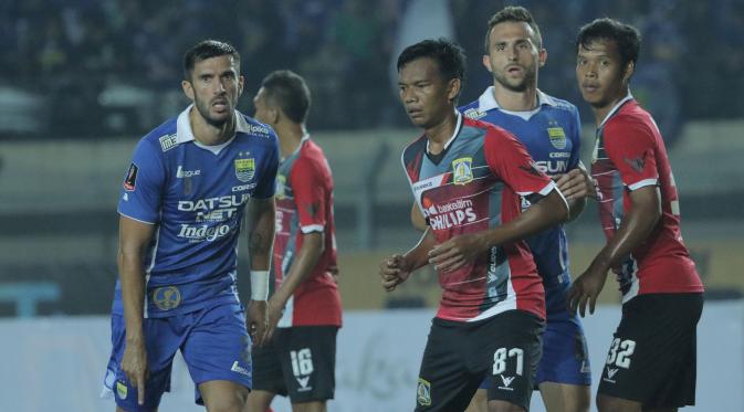 Vladimir Vujovic memberikan kode saat laga Piala Presiden melawan Persiba Balikpapan di Stadion Si Jalak Harupat, Rabu (2/9/2015). (Bola.com/Peksi Cahyo)