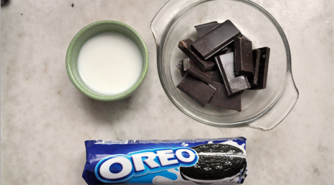 Bahan-bahan: 2 sdm susu, 12 keping Oreo, 200 gram cokelat batangan. (Via: pitt.spoonuniversity.com)