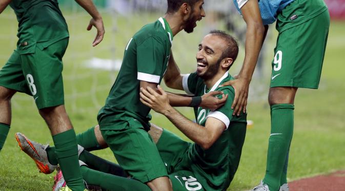 Pemain Arab Saudi Mohammed Al-Sahlawi usai mencetak gol ke gawang Malaysia (Reuters).