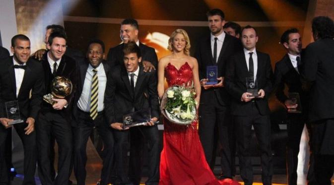 Lionel Messi dan sejumlah pesepak bola terbaik foto bareng dengan salah satu penyanyi idolanya Shakira di acara FIFA Ballon d'Or 2011. (Zimbio)