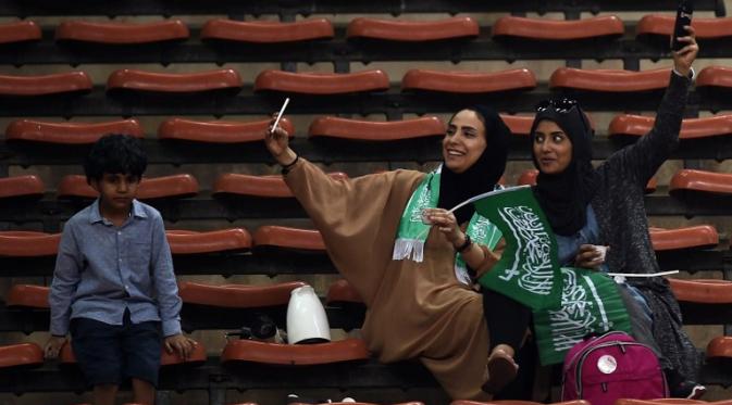 Di antara suporter Arab Saudi, terdapat anak-anak dan wanita