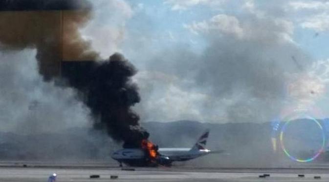 Kepulan asap hitam saat pesawat British Airways terbakar di Bandara Las Vegas (AFP)