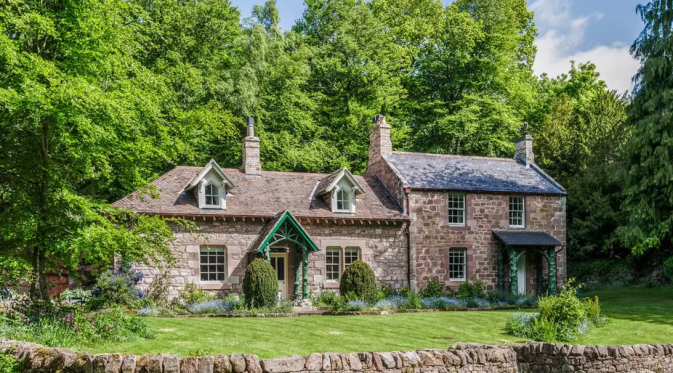 Romantic Cottage, Cheltenham. | via: airbnb.co.uk