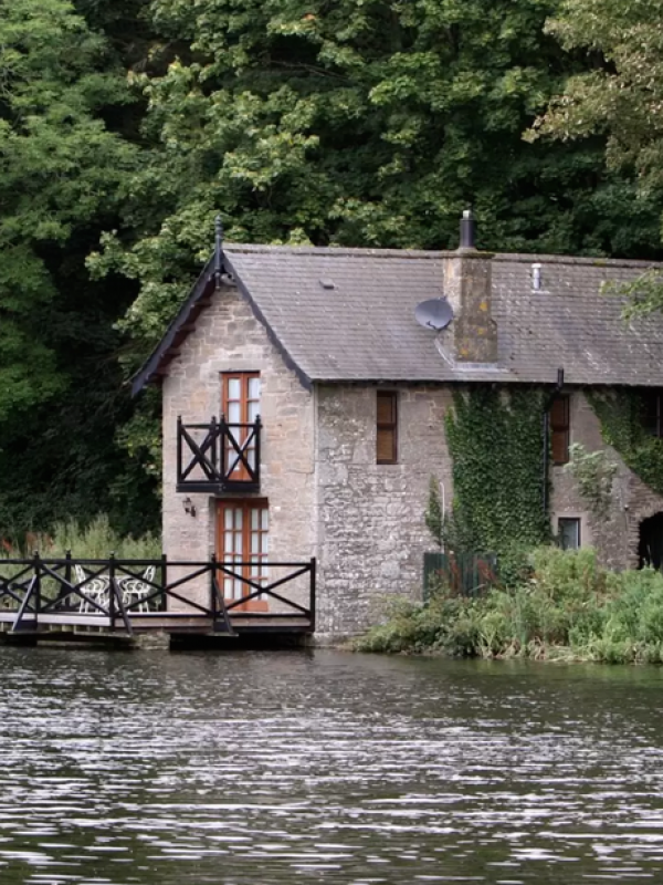 Ty Bach Twt Lodge, Brecon Beacons. | via: airbnb.co.uk