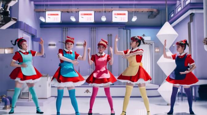 Red Velvet dalam klip Dumb Dumb