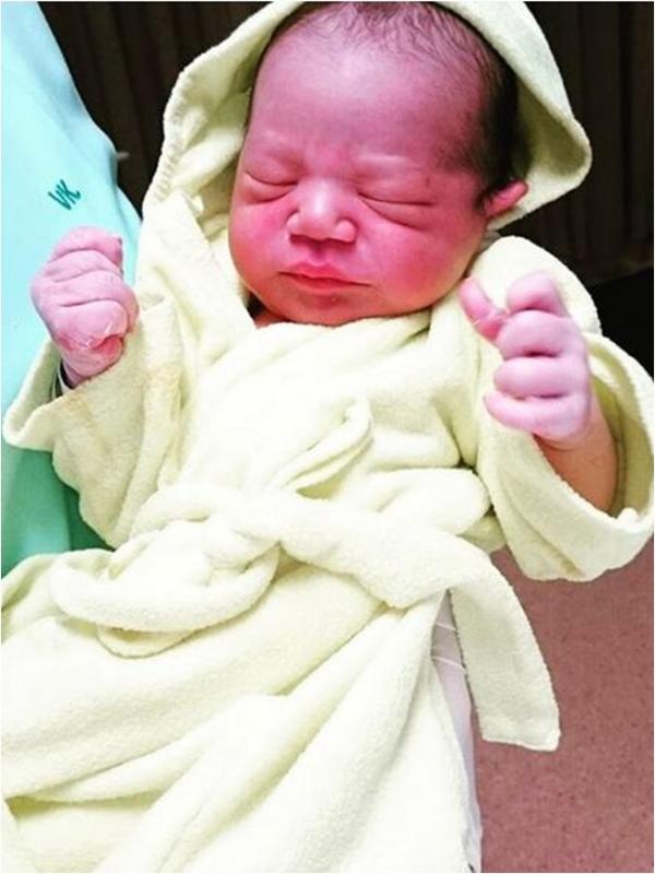 Anak pertama yang lahir dari pernikahan Wanda Hamidah dan Daniel Schuldtz (via Instagram/Winda Hamidah)