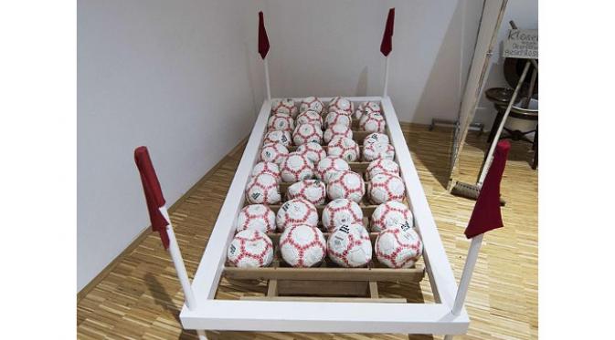 Tempat tidur untuk yang gila bola. (foto: AFP)