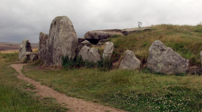 West Kennet Long Barrow. | via: commons.wikimedia.org