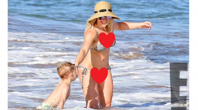 Hilary bersama sang putra, Luca di Hawaii [foto: eonline]