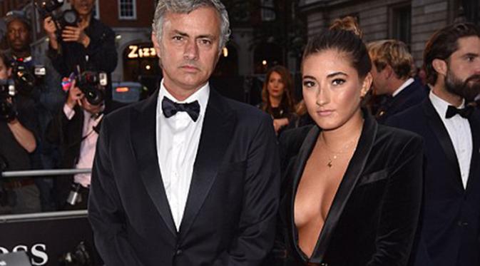 Penampilan seksi putri Jose Mourinho jadi pembahasan sejumlah media di Inggris. (Daily Mail)