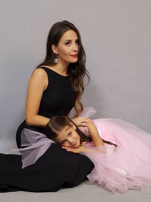 Kedekatan Isabella dengan Selin Sezgin yang berperan menjadi ibunya dalam Serial Elif yang tayang di SCTV [foto: Instagram]