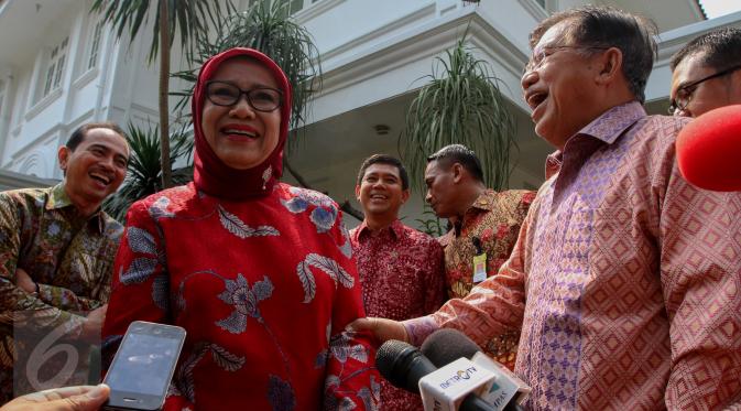 Wakil Presiden Jusuf Kalla didampingi istrinya Mufidah Kalla memberikan keterangan pers di Rumah Dinas Wakil Presiden, Jakarta, Kamis (10/9/2015). (Liputan6.com/Faizal Fanani)