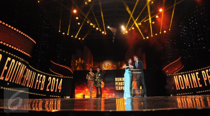 Ada 11 penghargaan untuk kategori film, tiga untuk sinetron, dan lima untuk FTV yang diberikan saat penganugerahan piala di malam puncak FFB 2014 yang digelar di Monumen Perjuangan Rakyat Jawa Barat pada 13 September 2014. (Liputan6.com/Panji Diksana) 