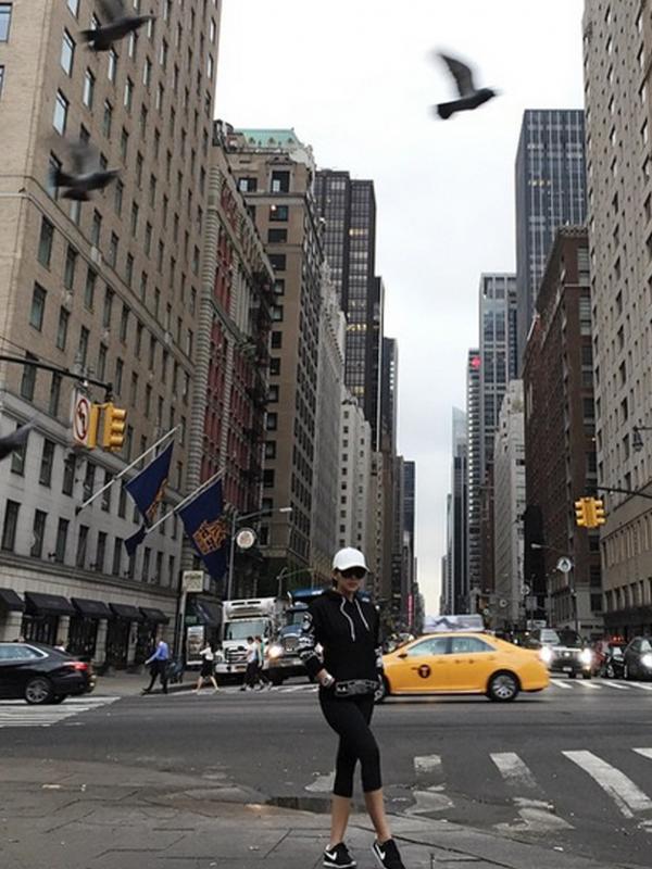 Gaya Syahrini saat berolahraga di New York. (foto: instagram.com/princessyahrini)