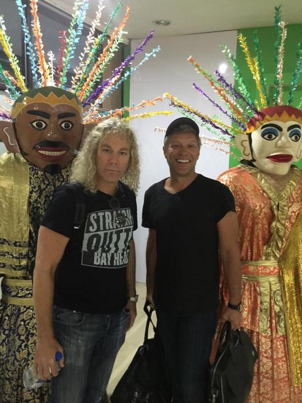 Bon Jovi tiba di Jakarta. (foto: twitter.com/bonjovi)