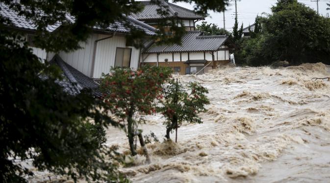 Sebuah rumah tampak diterjang banjir akibat luapan Sungai Kinugawa di Joso, prefektur Ibaraki, Jepang, Kamis (10/9). Satu orang hilang dan lebih dari 90 ribu warga diperintahkan untuk mengungsi. (REUTERS/Issei Kato)