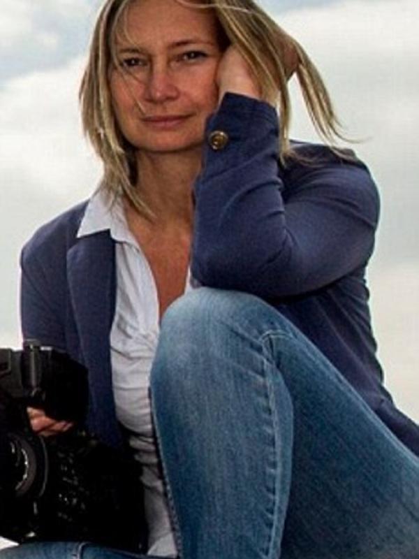 Petra Laszo, jurnalis televisi Hungaria yang tertangkap basah menendang pengungsi Suriah saat meliput | Via: dailymail.co.uk
