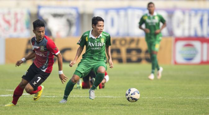 Aksi pemain Persebaya United, Evan Dimas Darmono, dalam lanjutan Piala Presiden 2015 di Stadion Si Jalak Harupat, Bandung. Kamis (10/9/2015). (Bola.com/Vitalis Yogi Trisna)