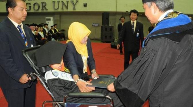 Futicha Sirrulhayati Muna saat wisuda, dia sudah tak sadarkan diri | Via: kaskus.co.id