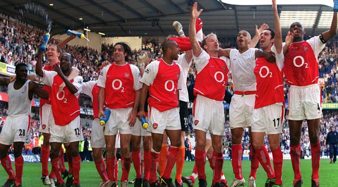 Tim Arsenal saat mendapat julukan The Invincibles karena terkalahkan sepanjang semusim. (Guardian)