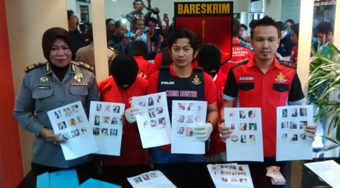 Sebanyak 2 orang mucikari artis diringkus anggota unit Satreskrim Polrestabes Surabaya. Keduanya merupakan mucikari artis AS. (Liputan6.com/Dian Kurniawan)