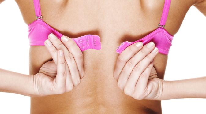 Rajin mengganti bra bisa membuat kulit kamu tidak kering | via: i.huffpost.com