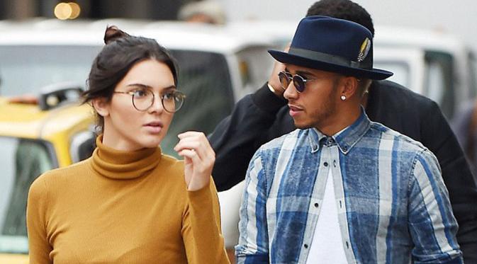 Aktris dan model Kendall Jenner tertangkap kamera sedang berduaan dengan pembalap Lewis Hamilton di jalanan ramai kota New York, 10 September 2015. (Dailymail)