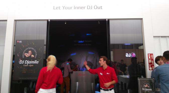 Let Your Inner DJ Out menggelitik pengunjung mengikuti party bersama DJ Djamila dalam ajang IFA 2015 di Berlin, Jerman. (Liputan6.com/Shinta NM Sinaga)