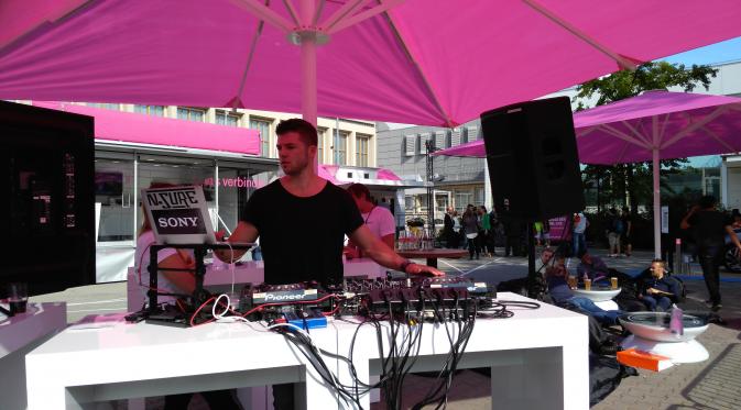 Aksi DJ di booth Sony memilih suasana outdoor dalam ajang IFA 2015 di Berlin, Jerman. (Liputan6.com/Shinta NM Sinaga)