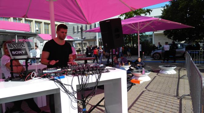 Suasana outdoor jadi seru diiringi aksi DJ di booth Sony dalam ajang IFA 2015 di Berlin, Jerman. (Liputan6.com/Shinta NM Sinaga)
