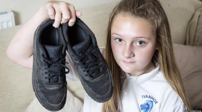 Sepatu Katie yang mengantarkan pada bullying ekstrem. (foto: Caters News)