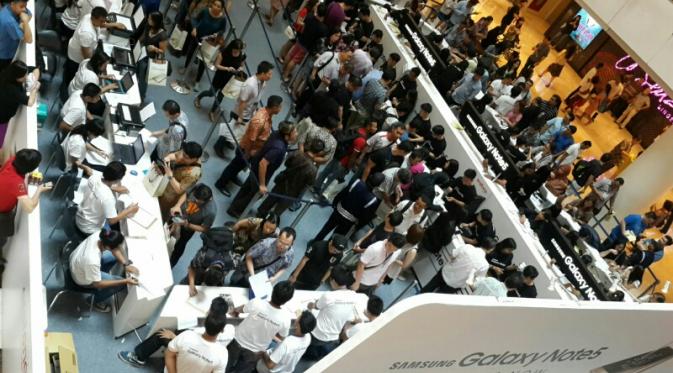 Antrian pembeli Samsung Galaxy Note 5 di Grand Indonesia, Jakarta (Iskandar / Liputan6.com)