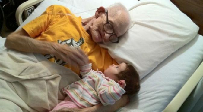 Kakek dan cucu. (Via: trinixy.ru)