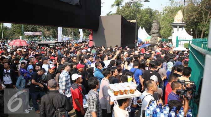 Stadion Gelora Bung Karno pun bersiap menyambut puluhan ribu penggemar Bon Jovi dari seluruh penjuru Indonesia, Jakarta, Jumat (11/9/2015). Puluhan fans Bonjovi memadati pelataran SUGBK, Jakarta, Jumat (Liputan6.com/Faizal Fanani)